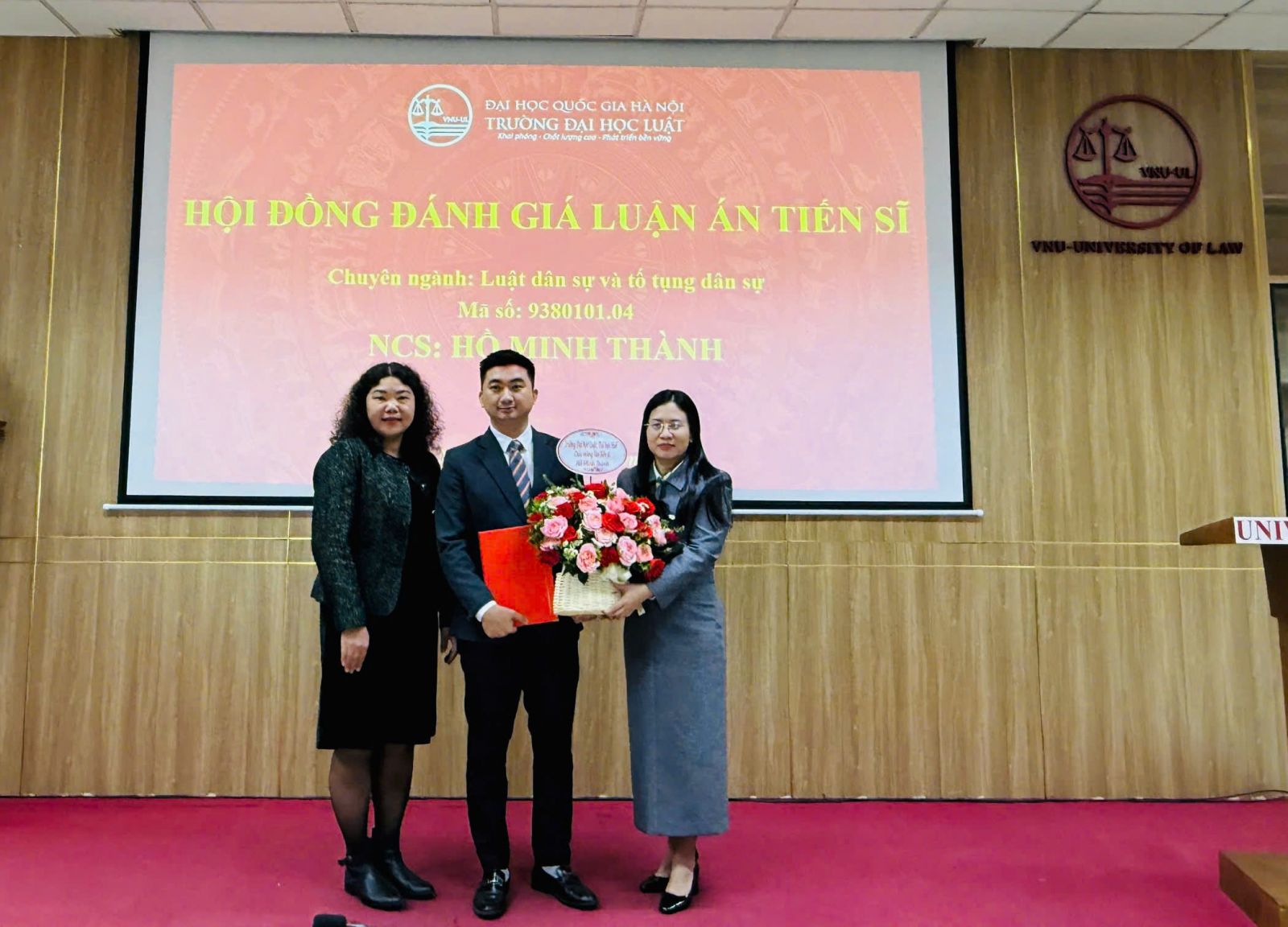 Ban chủ nhiệm Khoa luật Dân sự chúc mừng Tân Tiến sĩ Hồ Minh Thành